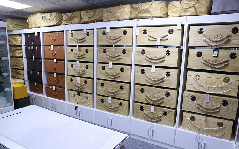 天顺祥东长安街店寿衣陈列柜