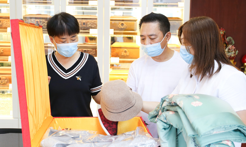 家属在天顺祥实体店感受寿衣品质 家属在天顺祥实体店感受寿衣品质