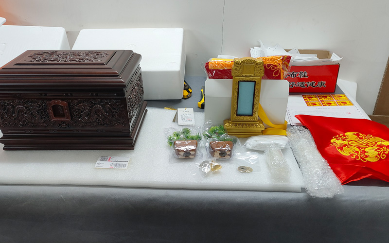 骨灰盒打包前先核查配件是否遗漏-天顺祥电商供图 骨灰盒打包前先核查配件是否遗漏-天顺祥电商供图