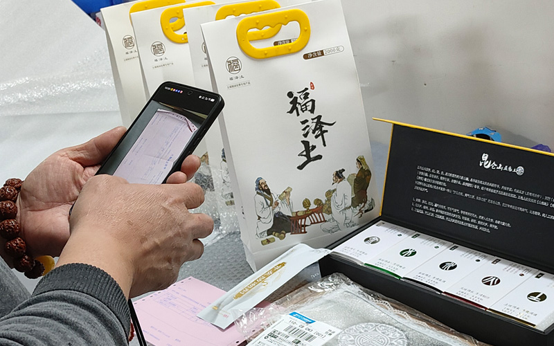 打包人员认真核对订单信息-天顺祥电商部供图 打包人员认真核对订单信息-天顺祥电商部供图