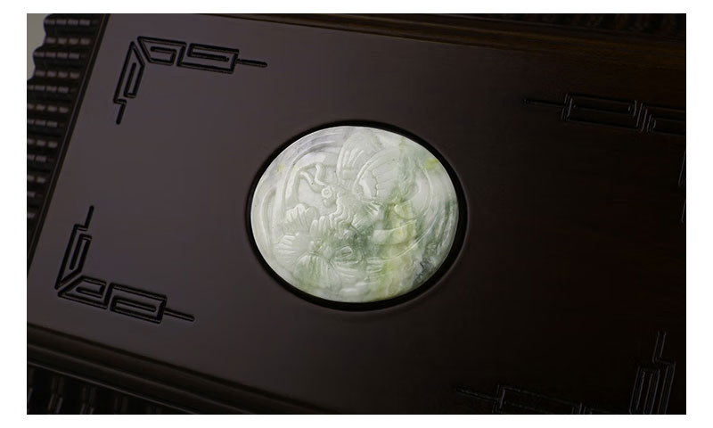 盒盖顶部精雕细刻的