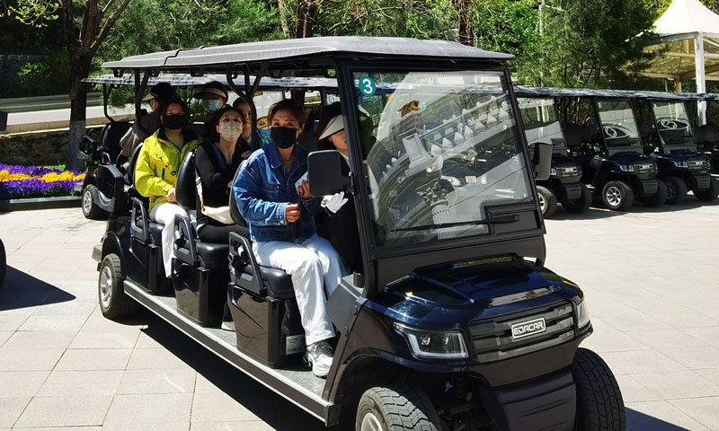 乘坐摆渡车准备前往墓区考察