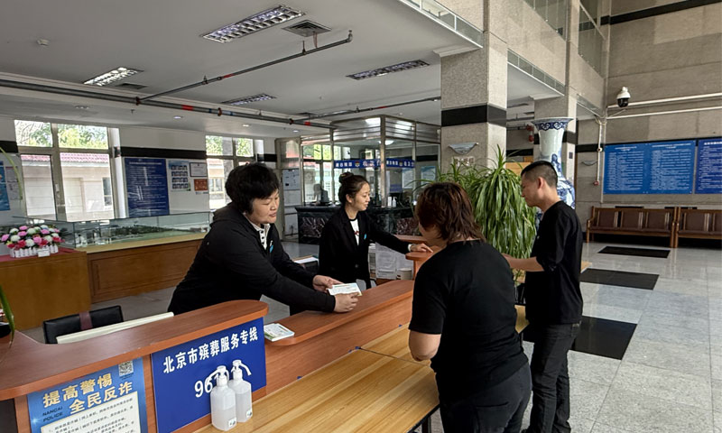 潮白陵园职工五一假期坚守岗位