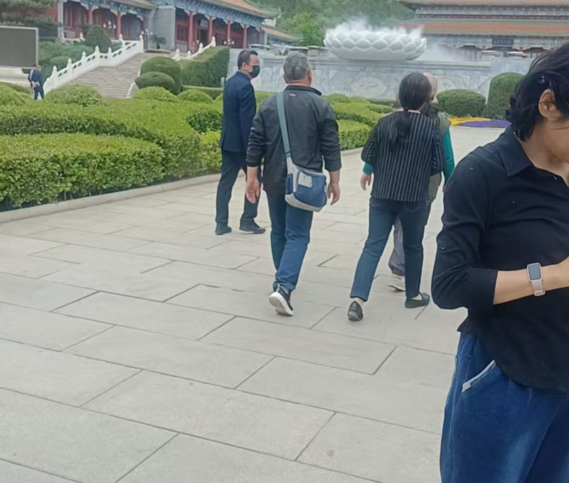 张女士在天寿陵园（为保护客户隐私裁切部分）