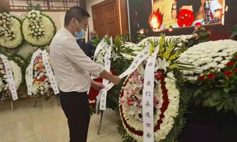 王春阳在殡仪馆做白事服务