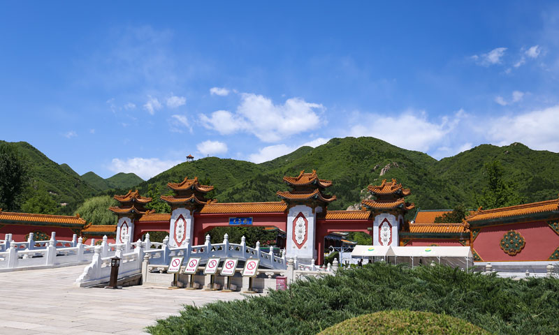 天寿陵园就在天寿山脚下 天寿陵园就在天寿山脚下