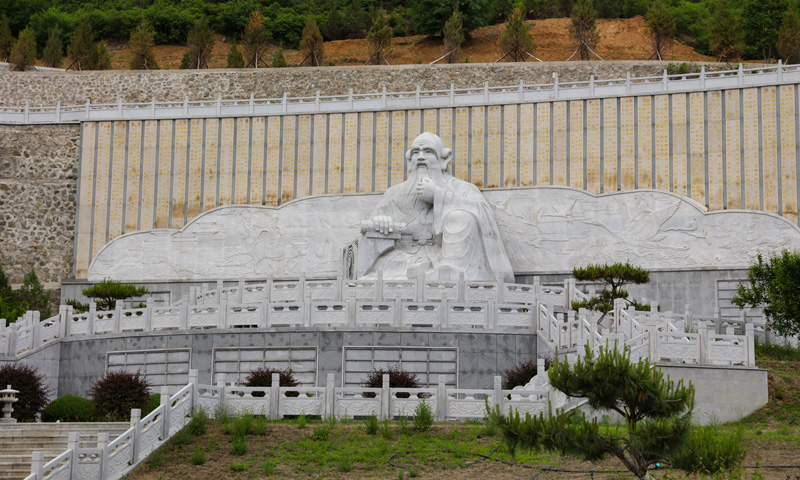 懋龙溪陵园老子坐像 懋龙溪陵园老子坐像