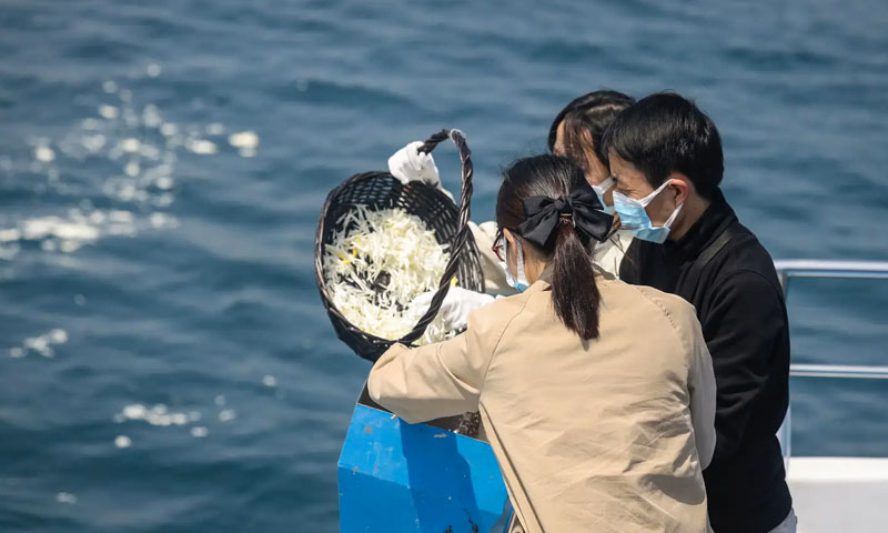 将骨灰撒入大海-深圳公益海葬供图