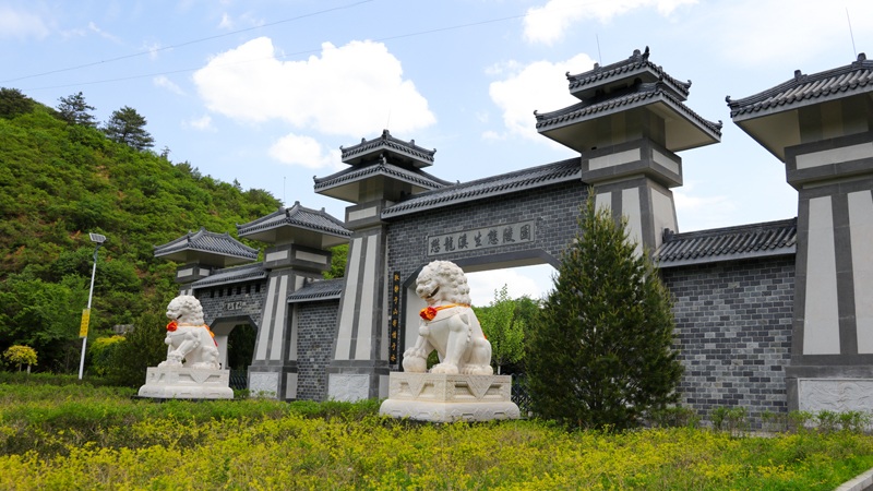 懋龙溪生态陵园三阙门