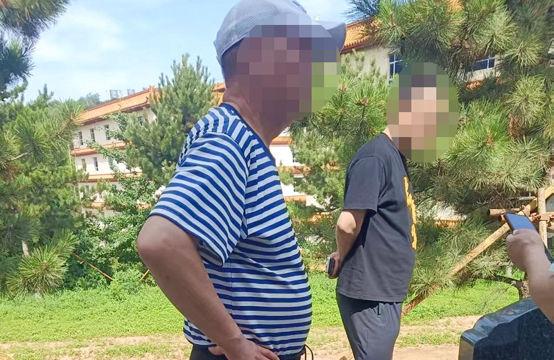 购墓家属孙先生一行在灵山宝塔陵园看墓-孙娜供图