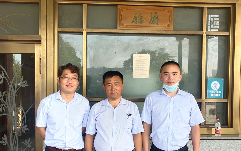 孙义豪与天顺祥同事在八宝山殡仪馆兰厅外合影(与本文案例无关) 孙义豪与天顺祥同事在八宝山殡仪馆兰厅外合影(与本文案例无关)