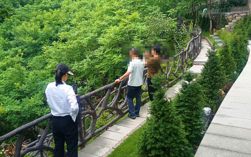 姜女士正在拍摄九公山环境 姜女士正在拍摄九公山环境