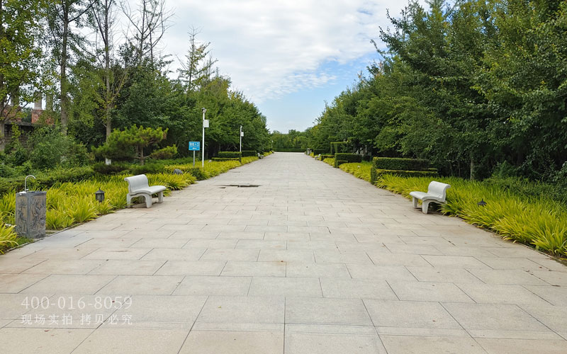 固安施孝陵园园区整齐宽敞的道路 固安施孝陵园园区整齐宽敞的道路
