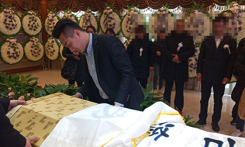 天顺祥白事管家在殡仪馆内正在为亲人提供服务 天顺祥白事管家在殡仪馆内正在为亲人提供服务