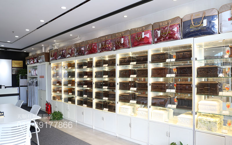 天顺祥大兴店内寿衣寿盒陈列整齐-明码标价 天顺祥大兴店内寿衣寿盒陈列整齐-明码标价