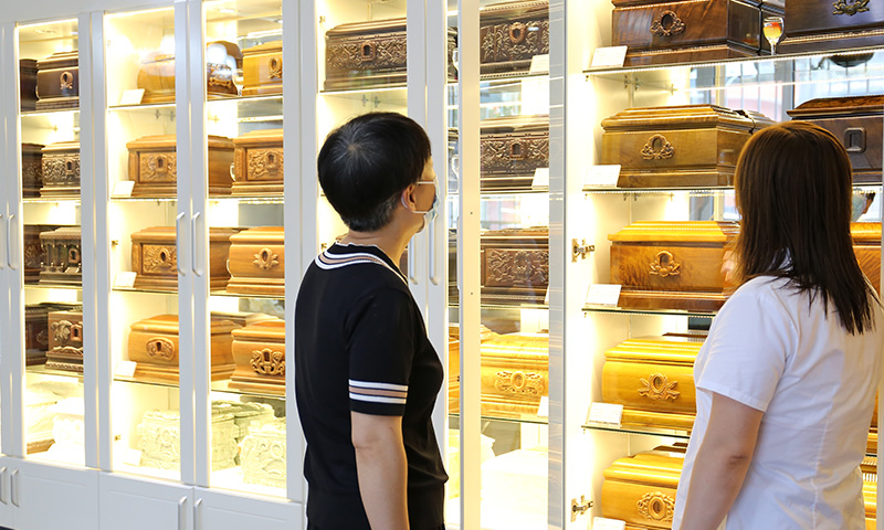 天顺祥昌平店家属选购骨灰盒