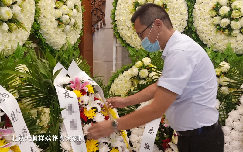 北京天顺祥白事管家王春阳在整理花篮挽联 北京天顺祥白事管家王春阳在整理花篮挽联