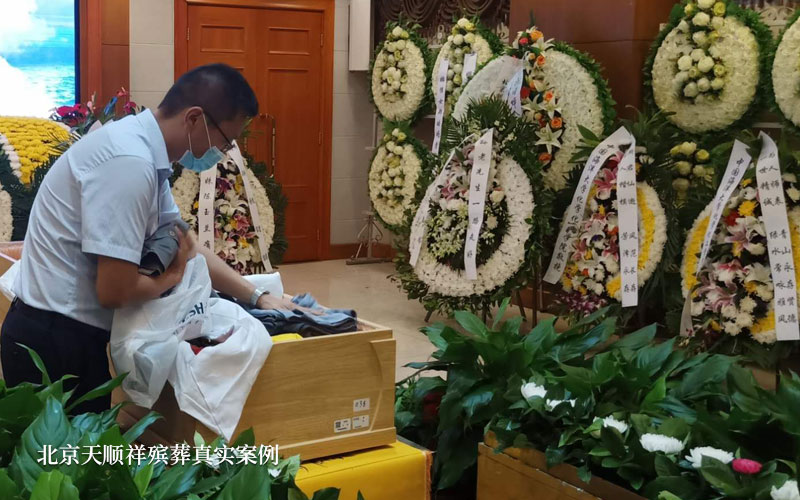 北京天顺祥白事管家王春阳在殡仪馆告别厅做服务中 北京天顺祥白事管家王春阳在殡仪馆告别厅做服务中