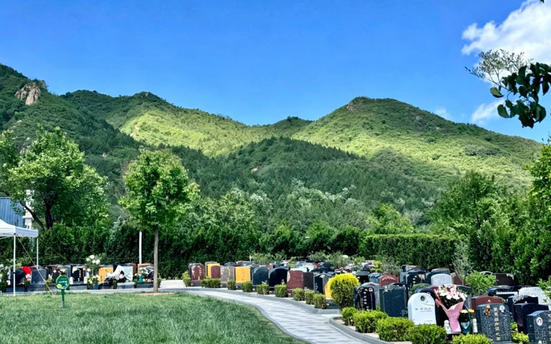 天寿山脚下的天寿陵园墓区 天寿山脚下的天寿陵园墓区
