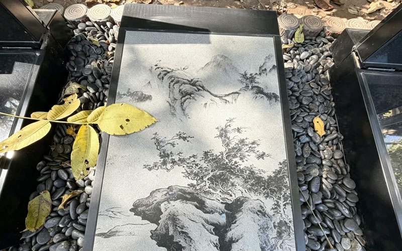 九公山折叠碑合上时候就像一本阅读完毕的书一样 把封面展示给过客 九公山折叠碑合上时候就像一本阅读完毕的书一样 把封面展示给过客