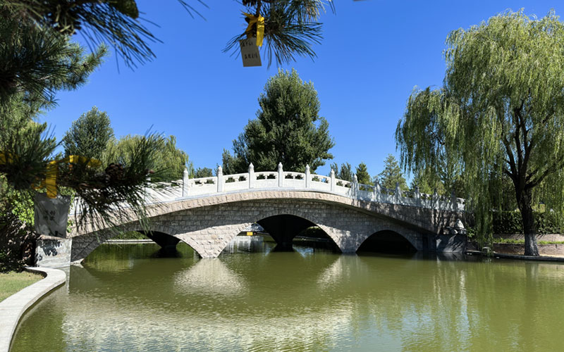 中华永久陵园里的日月湖 中华永久陵园里的日月湖