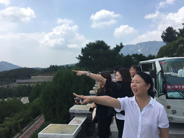 天顺祥光殡葬服务中心领导参观遵化万佛园