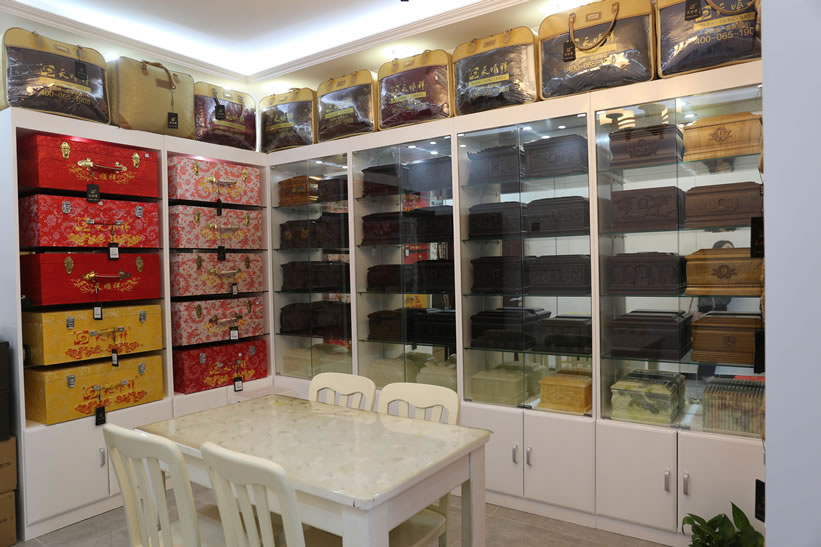 天顺祥殡葬八宝山店骨灰盒寿衣展示区