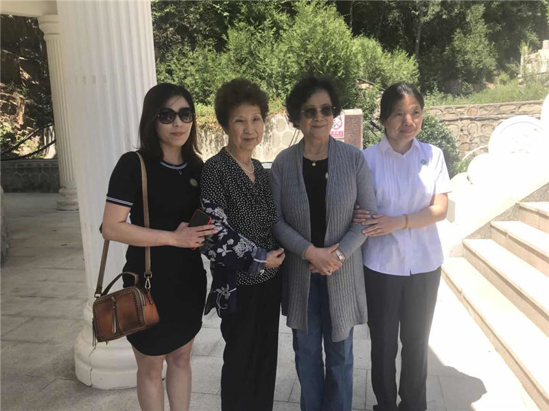 天顺祥殡葬王经理与表演艺术家合影