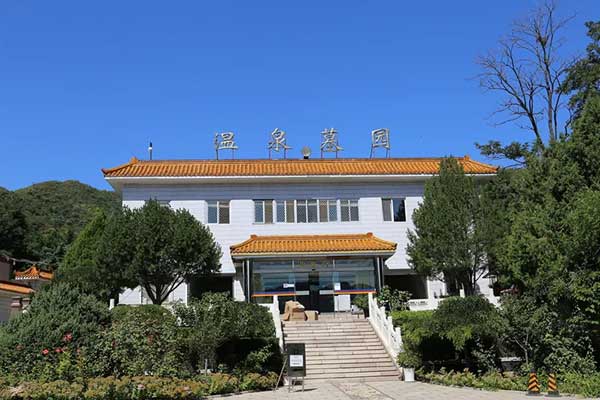 带领一家喜欢赵丽蓉老师的顾客到温泉墓园选墓