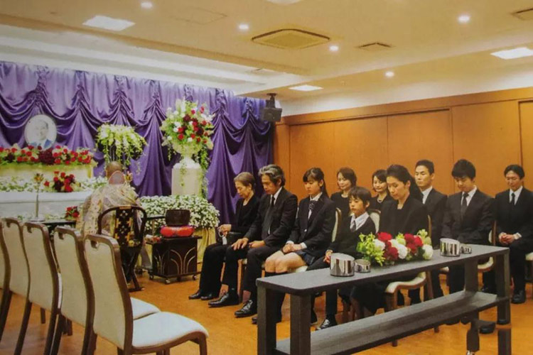 日本的葬礼庄重温馨，哀而不伤