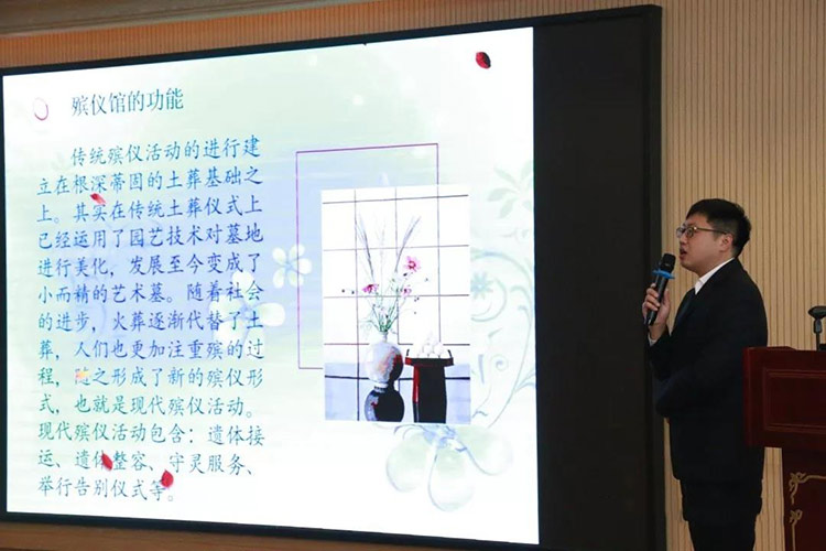 中殡协东台培训基地的花艺师丁灶授课现场