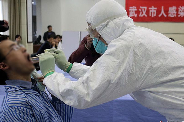 医护人员治疗现场