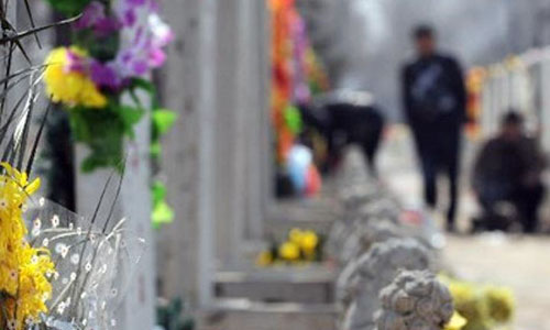 清明祭扫现场