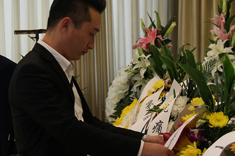 天顺祥殡葬一条龙花圈摆放