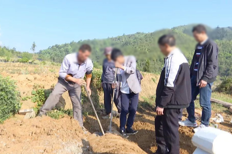 迁坟挖掘现场