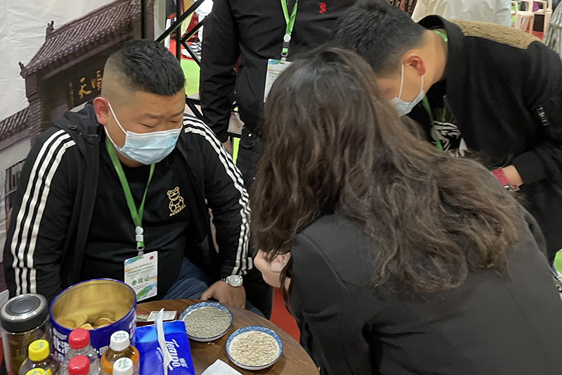 天顺祥工作人员向客户介绍福泽土