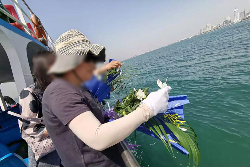 家属在海葬船上