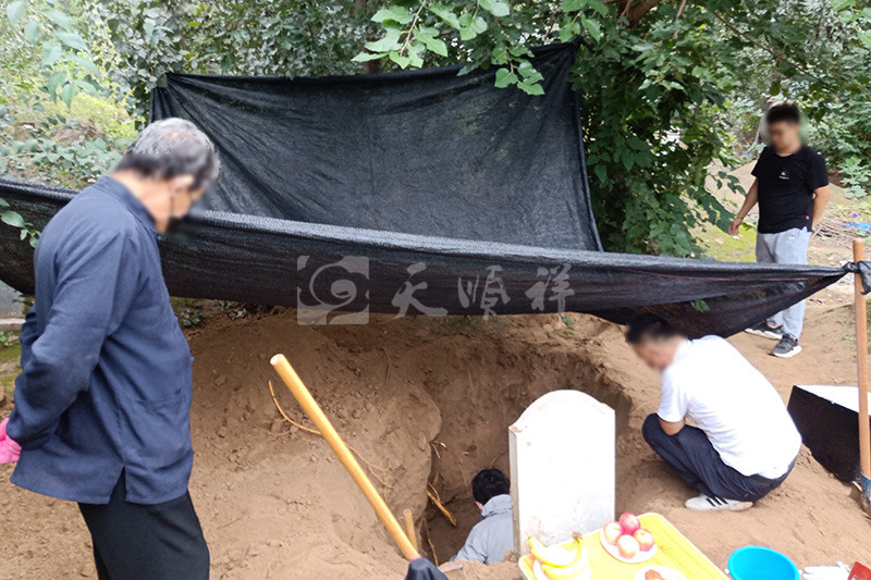 迁坟挖掘现场