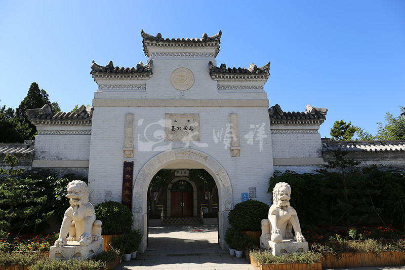 万安公墓骨灰堂入口牌楼