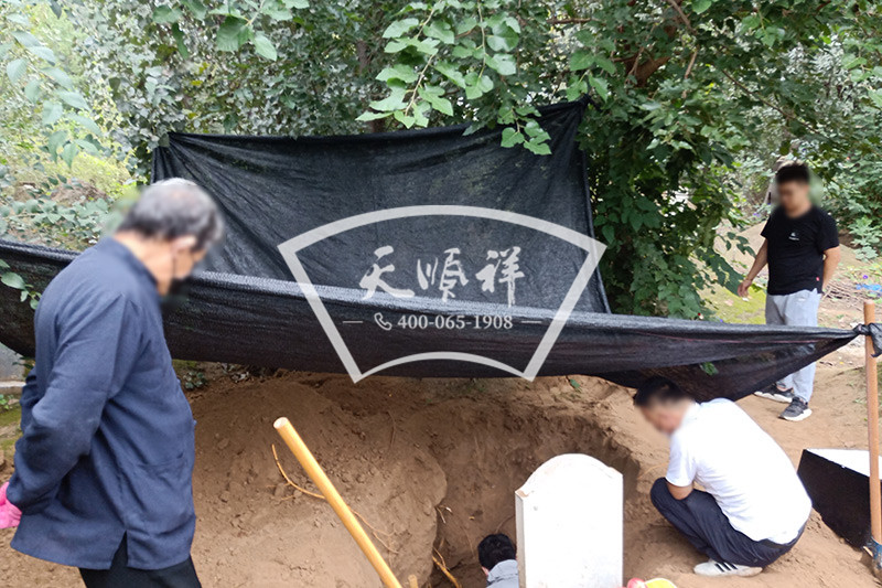 迁坟挖掘现场